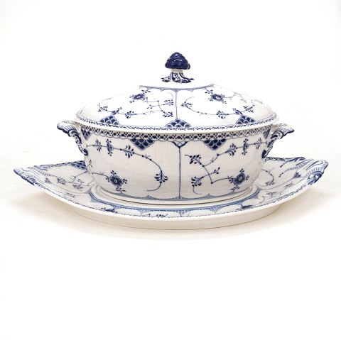 Royal Copenhagen blue fluted half lace tureen. 1. 
quality. #600 & #702. Nice condition. H: 25cm. L: 
50cm