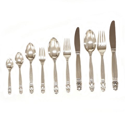 Georg Jensen König / Acorn Silberbesteck. Mittags- 
und Frühstückbesteck für 12 Personen und div. 
Auflegeteile. Insgesamt 147 Teile