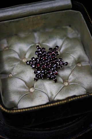 Nice, old brooch with beautiful red garnets. Dia .:3,2cm.