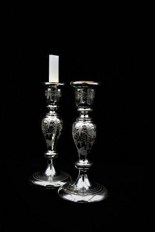 1800 tals lysestage i fattigmandssølv med fine 
bemalet bladranker og fugle.
Højde: 23,5cm.