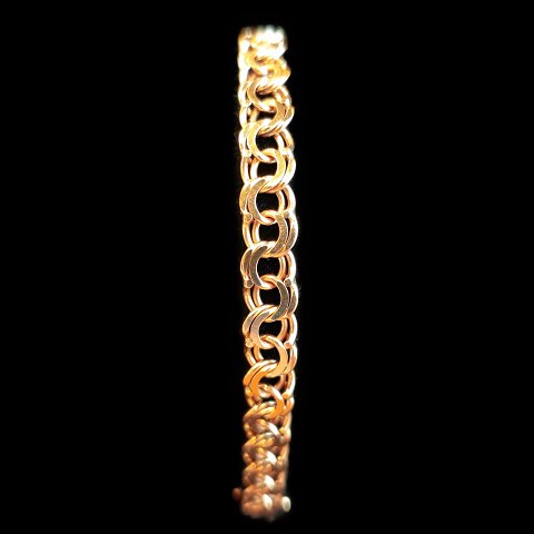 BNH; A bracelet of 14k gold, w. 7 mm