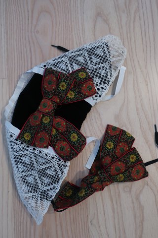 Antique bonnet / headgear