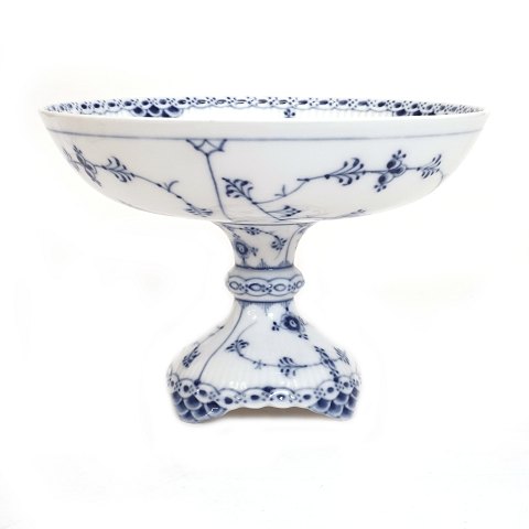 Royal Copenhagen blue fluted half lace cake stand 
#513. H: 14,5cm