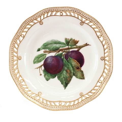 Royal Copenhagen Flora Danica fruit plate 3584. 
Nice condition. D: 22cm