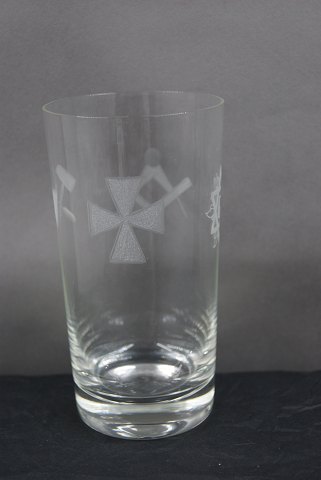 Frimurerglas, vandglas eller drinkglas dekoreret med slebne symboler, på rund fod