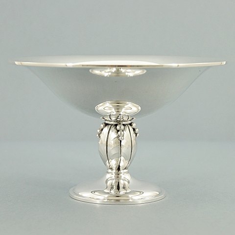 A small silver center piece