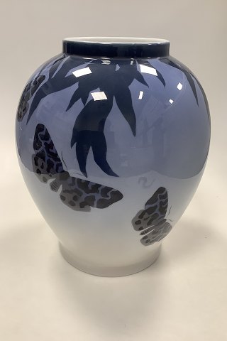 Royal Copenhagen Art Nouveau Unika Vase af Carl Mortensen med Sommerfugle fra 
1898 No 6833