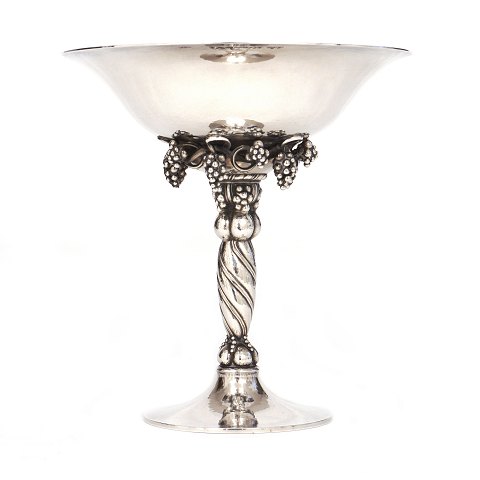 Early Georg Jensen sterlingsilver grape tazza 263 
period 1925-32. H: 18,8cm. W: 517gr