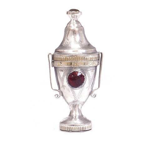 Silver viniagrette by Hinrich Henningsen Schmidt, 
Tønder, 1809-25
H: 9,3cm