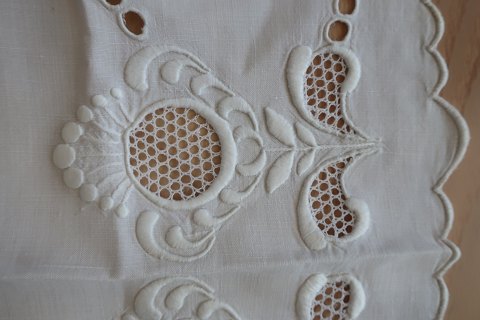 Old table clothWith embroidery in white- made by handAbout 55cm x 55cm In a good condition, but it is best to wash it