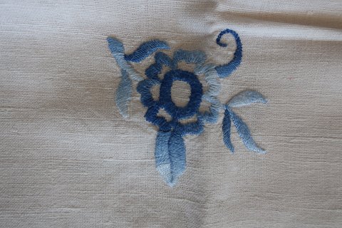 Old table cloth
With embroidery in colours - made by hand
Is very beautiful with the service from Royal Copenhagen
About 137cm x 117cm
In a good condition