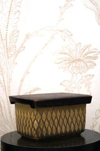 Bing & Grondahl / Kronjyden Relief small box with wooden lid...