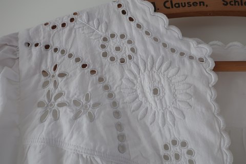 Shift / dressAn antique shift with hand made buttonholes, embroidered hand-made initials and other items to make the dress beautifulThe antique, Danish linen and fustian is our speciality