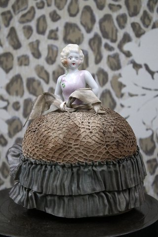 Decorative, old half-doll in porcelain from the 1930s with a fine fabric dress. 
(Pincushion)...
