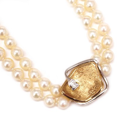 Ole Lynggard Schliesse aus 14kt Gold mit einem 
Brillanten von etwa 0,1ct. Grösse: 20x20mm
