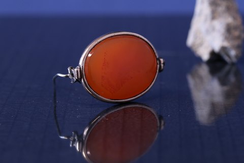 Gold brooch with orange stone, in 14 carat gold. Very elegant.