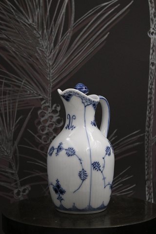 Royal Copenhagen Blue Fluted Vinegar Jug with Lid and Handle.
RC# 1/1180.
From 1923-28...