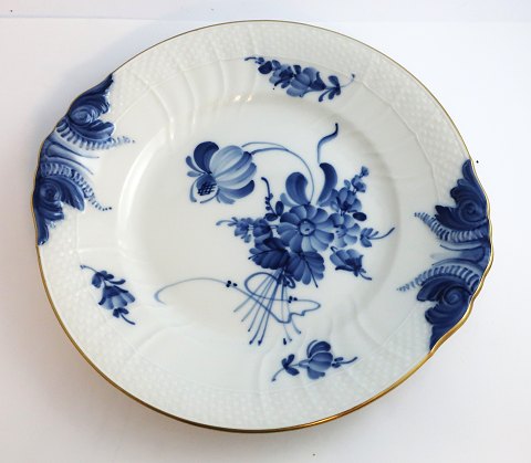 Royal Copenhagen. Blå blomst, svejfet med guld. Rundt kagefad. Model 1864. 
Diameter 26 cm. (1 sortering)