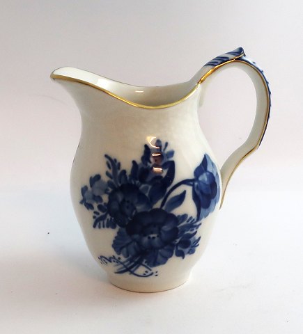 Royal Copenhagen. Blå blomst, svejfet med guld. Flødekande. Model 1535. Højde 
9,5 cm. (1 sortering)