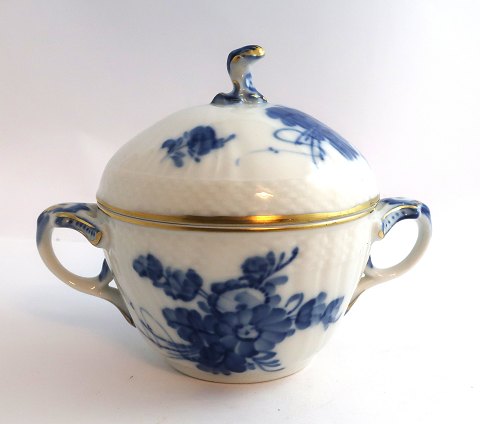 Royal Copenhagen. Blå blomst, svejfet med guld. Sukkerskål. Model 1680. Diameter 
10 cm. Højde 11 cm. (1 sortering)