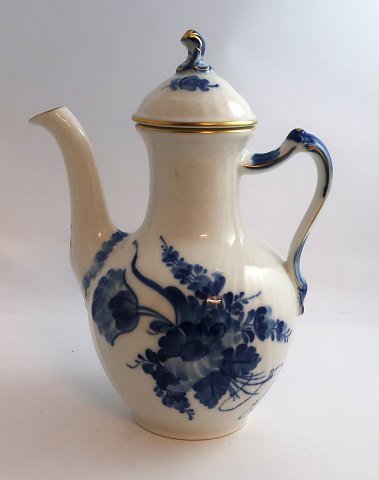 Royal Copenhagen. Blå blomst, svejfet med guld. Kaffekande. Model 1517. Højde 
23,5 cm. (1 sortering)