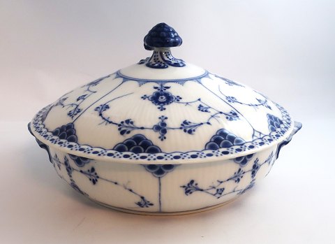 Royal Copenhagen. Musselmalet, halvblonde. Rundt lågfad. Model 620. Diameter 20 
cm. (1 sortering). Produceret før 1923