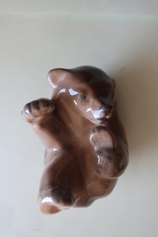 Royal Copenhagen (RC) FigurineBear cub, lieing/sleeping made of porcelainDesign: Knud Kyhn, DenmarkNo.: 11241. GradeL: 8cm In a very good condition