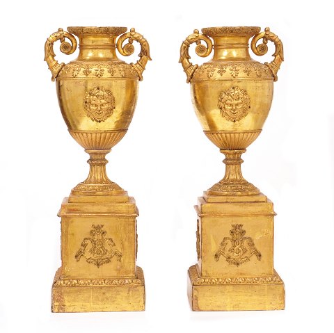 Ein Paar Prachtvasen aus vergoldetem Holz. Mit 
Etikett von dem Hofzuckerbäcker August Dehne, 
Wien, um 1815. H: 49cm