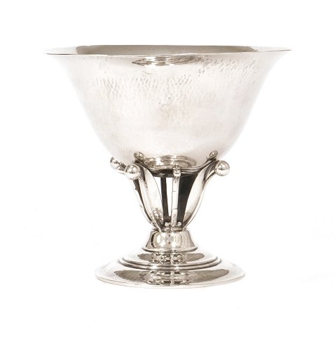 Georg Jensen Sterlingsilver tazza. #17B. Period 
1933-44. H: 13cm. W: 301gr