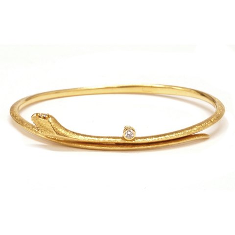 Ole Lynggaard Snakes armring. Oplukkelig oval 
armring i 18kt guld prydet med i alt 5 brillanter 
på i alt ca. 0,06ct. Stemplet Ole Lynggaard. 
Indvendige mål: 5,9x4,8cm