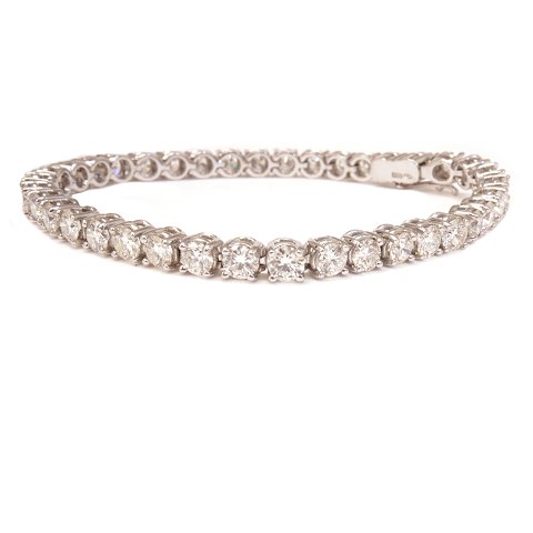 Tennisarmband aus 18kt Weissgold mit 38 Brillanten 
von je ca. 0,25ct. Insgesamt ca. 9,5ct. L: 18,5cm
