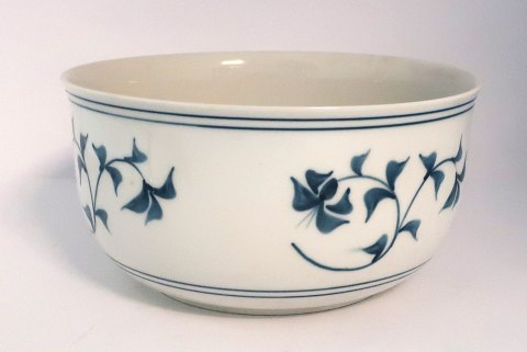 Royal Copenhagen. Noblesse. Stor rund skål. Model 15122-30. Diameter 21 cm. 
Højde 10,5 cm. (2 sortering)