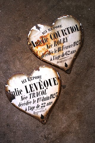 Decorative, old French memorial hearts in iron and enamel with writing and 
patina dating back to 1923 / 1925.