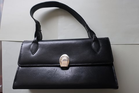 Taske sort med smart lukning
Inderlommer
L: 23cm
H: 12,5cm
B i bunden: 27,5cm