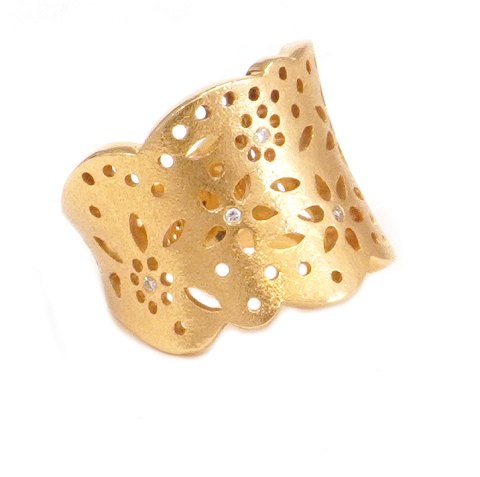 Ole Lynggaard Blonde ring i 18kt guld med syv 
diamanter. Ringstr. 53