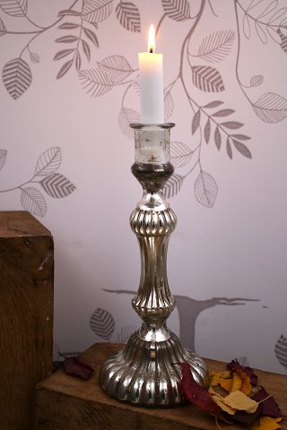 Antique French 19th century candlestick in fluted Mercury silver glass with fine 
patina. 
Height: 27cm.