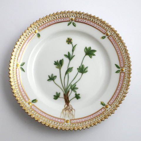 Royal Copenhagen, Flora Danica. Cake plate. Design # 3552. Diameter 14,5 cm. (1 
quality). Ranunculus pygmaeus