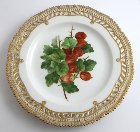 Royal Copenhagen, Flora Danica, frugttallerken. Frokost tallerken med 
gennemskåret bort. Design #429/3554. Diameter 23 cm. (1 sortering).