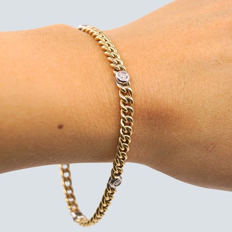 A bracelet of 14k gold, set with diamonds