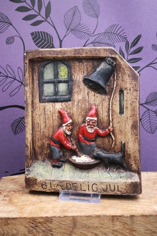 Dekorativ , gammel juledekoration / væg platte i lertøj / terrakotta med julemotiv af 2 julenisser med kat...