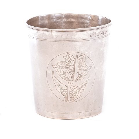 Barokt sølvbæger med dekoration i form af tre kartoucher med stiliserede blomster. Mester Wolf Petersen, Haderslev, 1746-63. H: 8,4cm