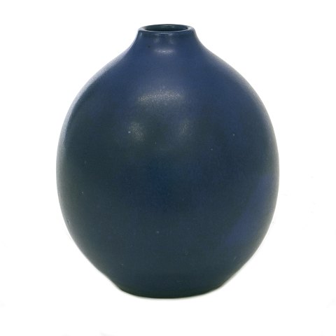 Saxbo, Denmark, blue glazed stoneware vase. Signed Eva Stæhr Nielsen. H: 11,5cm