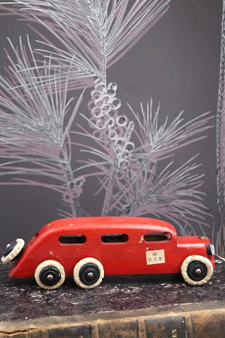 Dekorativ, gammel vintage rutebil i rødmalet træ med DSB skilt på døren og en fin gammel patina...