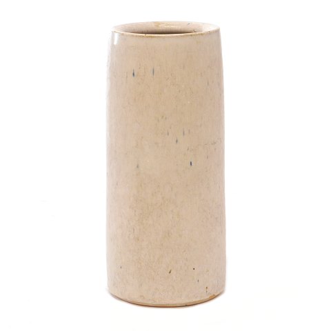 Saxbo vase i lys blå nistret glasur signeret "Saxbo Lillian -66". H: 16,5cm