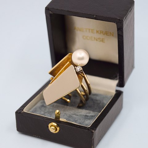 Anette Kræn; Ring in 14k gold set with a pearl and a diamond