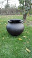 Stor jydepotte 
sort lertøj 
Højde 36cm . 
Diameter 40cm.