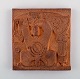 Swedish ceramist. Stoneware wall plaque decorated with scientist. "Non haberi 
sed esse". Dated 1978.
