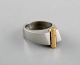 Micke Berggren, Sverige. Modernistisk designerring i tin og messing. Sent 
1900-tallet. 
