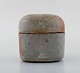 Scandinavian ceramist. Unique lidded jar in glazed ceramics. Raw glaze in gray 
shades. 1970 / 80