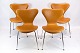 Et sæt af 4 Syver stole, model 3107, designet af Arne Jacobsen og fremstillet 
hos Fritz Hansen.
Specifikationer
